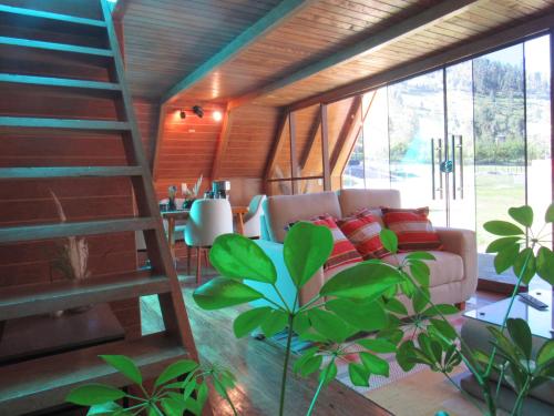 a living room with a ladder and a couch at Edén del Aliso in Santa Barbara