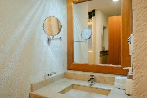 a bathroom with a sink and a mirror at Hotel la Parroquia in Pátzcuaro