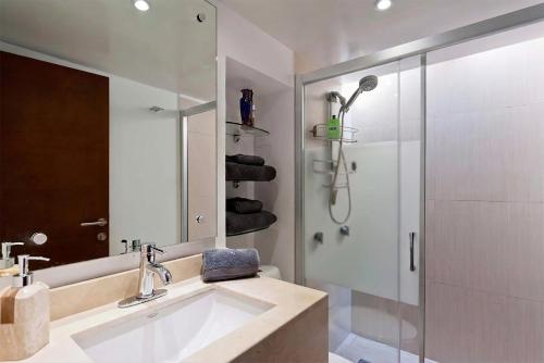 a bathroom with a sink and a shower at Duplex Penthouse Zona Rosa in Mexico City