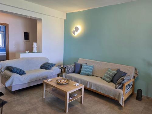 a living room with a couch and a bed at Luna del Mare in Ligia