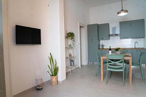 a kitchen and dining room with a table and a tv at Dimora Noè e Concettina in Botrugno