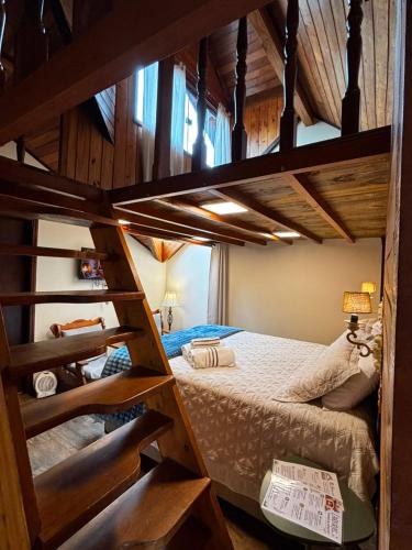a bedroom with two bunk beds in a room at Chalé Coração de Monte Verde in Monte Verde