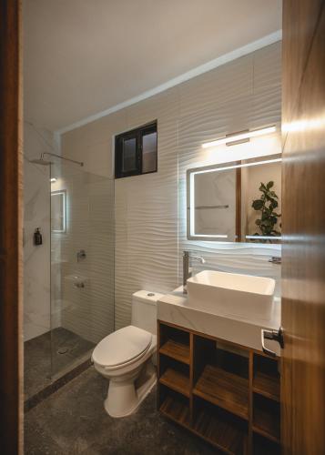 a bathroom with a toilet and a sink and a shower at Suite Deluxe con piscina privada en Valladolid - Penca Leonor 11 in Valladolid