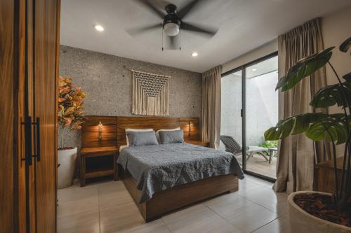 a bedroom with a bed and a ceiling fan at Suite Deluxe con piscina privada en Valladolid - Penca Leonor 11 in Valladolid
