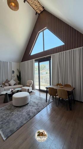 a large living room with a large skylight at شاليهات البدرية لبيوت العطلات in Taif