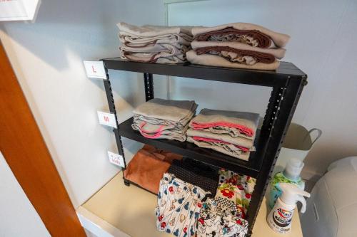 a pile of folded towels on a shelf in a closet at 暮泊くらはく 1日 1組様限定 5名様まで宿泊可能 in Mikasa