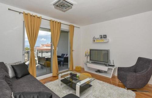 Apartments with parking space Makarska - 27490