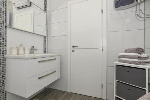 Apartments with parking space Makarska - 27490