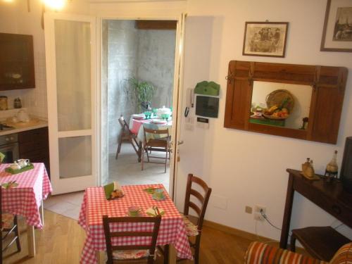 kuchnia i jadalnia ze stołem i krzesłami w obiekcie B&B Brezza Marina w mieście San Benedetto del Tronto