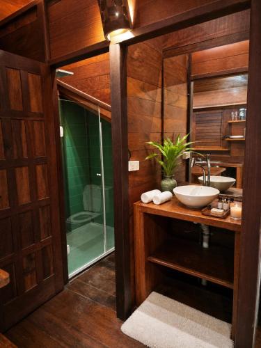 a bathroom with a sink and a mirror at Monkey beach agroturismo in Gamboa