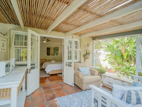 a room with a bed and a living room at Inn-Style in Cape Town