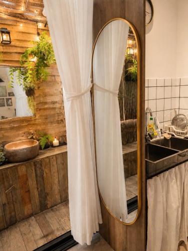 a bathroom with a mirror and a sink at LàMin Homestay in Ấp Long Ðại