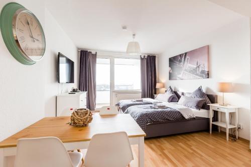 1 dormitorio con 1 cama, mesa y sillas en Apart2Stay, en Düsseldorf