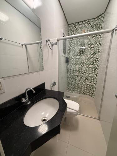 a bathroom with a sink and a shower and a toilet at Apto Mais Decor 02 in Salinas