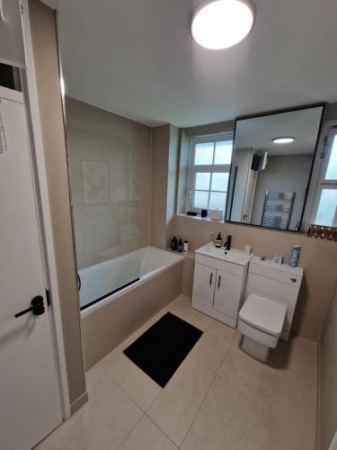 stylish bedroom ZONE 1 photo 4