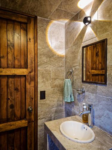 a bathroom with a sink and a mirror at SiempreViva Hospedaje By GEstores in Chignahuapan