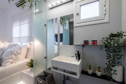 Acropolis area small studio with Hot tub and terrace view