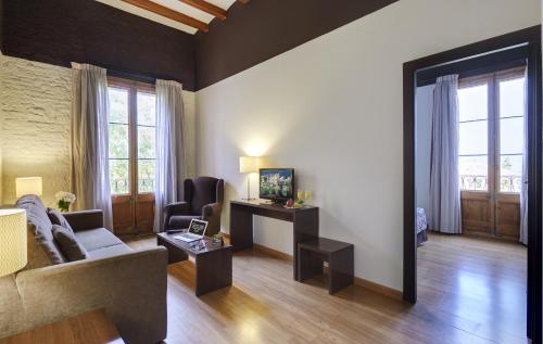 sala de estar con sofá y mesa en Hotel Rural y Apartamentos Villa Engracia, en Espluga de Francolí
