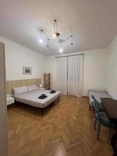 ein Schlafzimmer mit einem Bett, einem Schreibtisch und einem Tisch in der Unterkunft Viale 76 in Triest