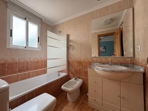 a bathroom with a sink and a toilet at Voramar VI in Piles