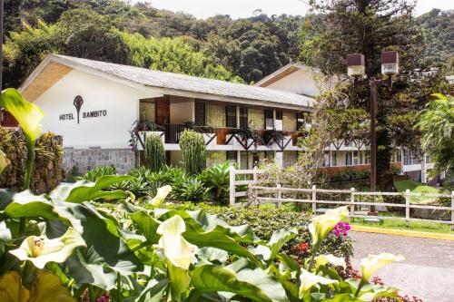 ein Haus mit einem Garten davor in der Unterkunft Hotel Faranda Bambito Chiriquí, a member of Radisson Individuals in Cerro Punta