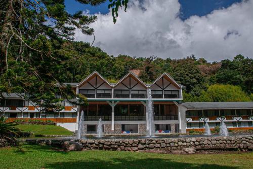 ein großes Gebäude mit einer Steinmauer in der Unterkunft Hotel Faranda Bambito Chiriquí, a member of Radisson Individuals in Cerro Punta