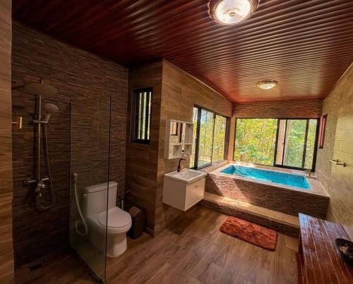 a bathroom with a tub and a toilet and a sink at Villas alpinas in Concepción de La Vega