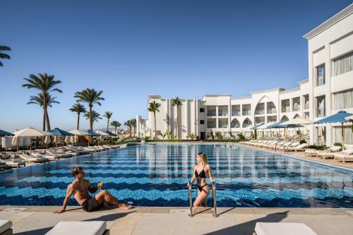 Sunrise Remal Beach Resort — Pool view