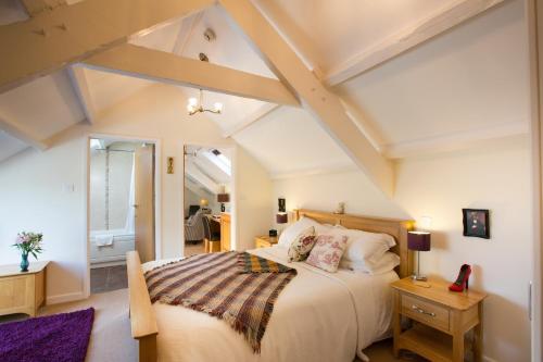 Penbontbren Luxury Bed and Breakfast في أبيربورث: غرفة نوم بسرير كبير في غرفة