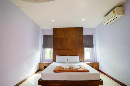 a bedroom with a bed with two towels on it at เก็บตะวัน รีสอร์ท in Ban Hua Khao Sammuk