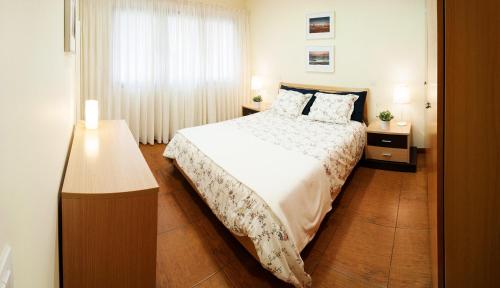 Un dormitorio con una cama grande y una ventana en Apartamento Hierro 21-2, en Las Palmas de Gran Canaria