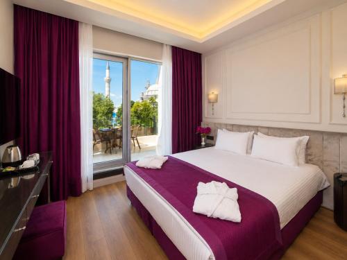 Comfort Room with Balcony and City View