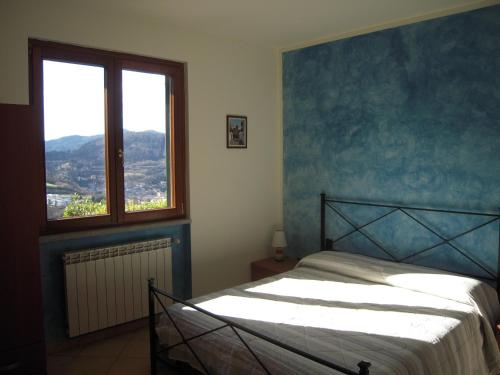 een slaapkamer met een bed en een groot raam bij B&B Il Pozzo Di Celle in Vernio