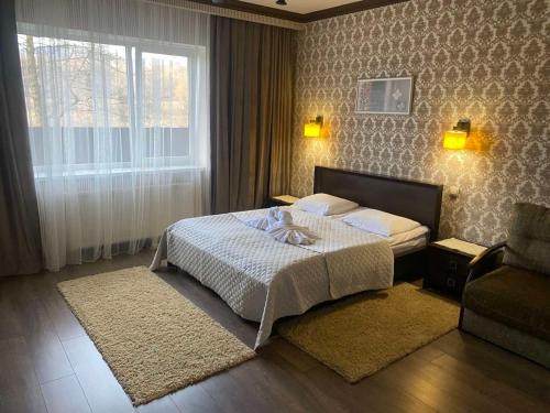 a hotel room with a bed and a window at Приватна садиба Європа in Solochyn