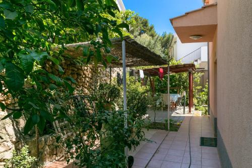 Apartments by the sea Mavarstica, Ciovo - 12696
