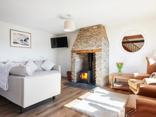 a living room with a couch and a fireplace at Willow - Ukc9530 in Barnstaple