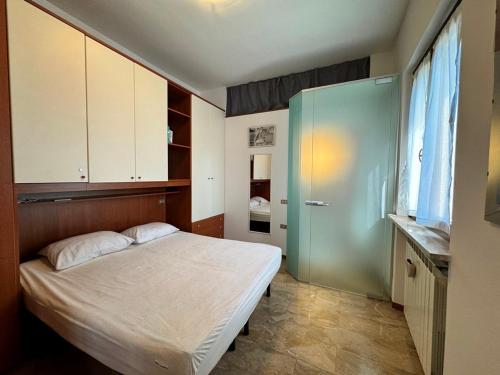 a small bedroom with a bed and a bathroom at I Liutai 2P in Cremona