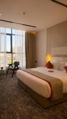a hotel room with a large bed and a desk at فندق النقاط الثمانية 2 in Medina