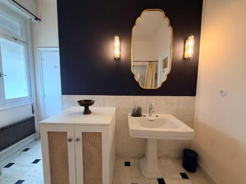 Timeless Athenian Apartment