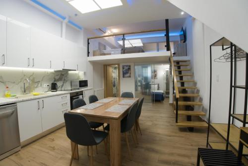 Modern Athens Suite - 160m from Metro - 3min Piraeus Port - 6 Guests