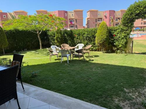 a group of chairs and a table in a yard at Jhvfgt in Dawwār al Ḩajj Aḩmad