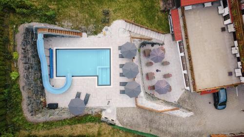 an overhead view of a swimming pool in a yard at Hotel Sonnenalm Stuhleck in Spital am Semmering