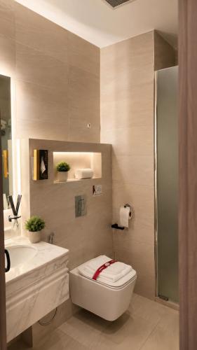 a bathroom with a toilet and a sink at فندق النقاط الثمانية 2 in Medina