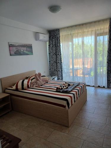 a large bed in a room with a window at Vila Lara 2 Mai in 2 Mai