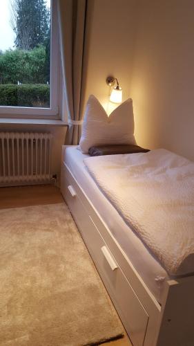 1 dormitorio con 1 cama con luz encendida en FeWo Machedanz Timmendorfer Strand, en Timmendorfer Strand