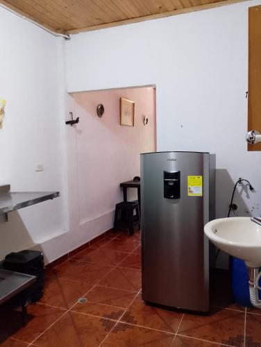 a refrigerator in a room with a sink at Brisas de la Bujona in Honda
