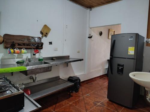 a kitchen with a sink and a refrigerator at Remanso del Río in Honda