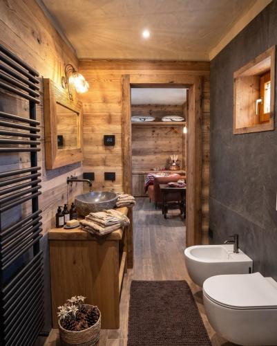 a bathroom with a toilet and a sink at Le Orme in Tenno