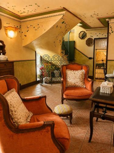 a living room with two chairs and a table at La Rocca Sospesa in Apricale