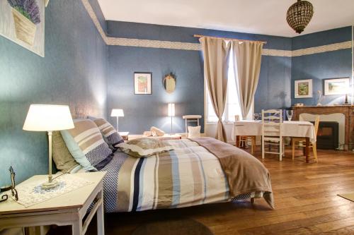 Una cama o camas en una habitación de La Grange en Champagne